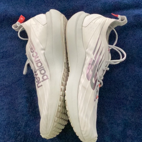 Women’s New Balance Fuelcell Speedrift running shoe. Women’s 9.5 D - Picture 3 of 4